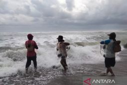 Nelayan pantai selatan Cianjur kembali melaut setelah satu tahun perahunya di darat