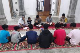 Polisi ajari mengaji anak pedalaman Aceh Timur