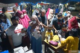 Warga Gorontalo antusias ikut vaksinasi COVID-19 di malam hari