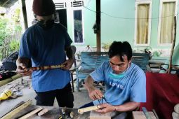 Dari hobi bermain alat musik tiup khas Minang beralih ke ladang bisnis