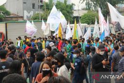 Polda Metro tangkap dua orang pembawa senjata tajam di depan gedung DPR