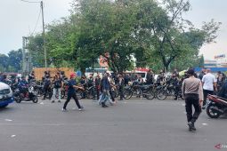 Polisi kawal ratusan mahasiswa dari Gerbang Tol Gedong menuju DPR
