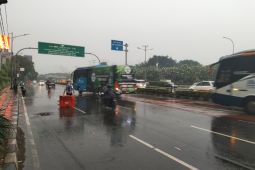 Hujan bubarkan pendemo di depan gedung DPR RI