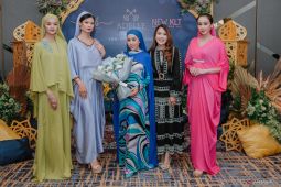 Muslimah cantik berbusana kaftan