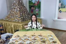 Cara Sisca Kohl nikmati bakso siap makan kekinian menjadi piramida