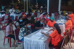 Dinkes: Warga Ambon antusias Ikut layanan vaksinasi malam hari, realisasi fatwa MUI