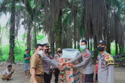Polda Jambi kirim pompa air ke Suku Anak Dalam
