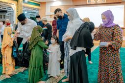 Bobby Nasution bersama Ketua TP PKK santuni anak yatim