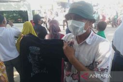 Warga Kota Cirebon rela jatuh untuk dapatkan kaus dari Presiden Jokowi