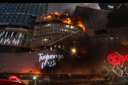 Tunjungan Plaza Surabaya terbakar