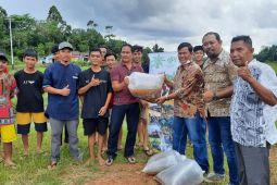 Anggota Gapki Kalbar berdayakan Pemuda Tani Kepayang dengan budidaya nila