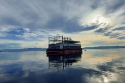 Pembangkit listrik terapung "dual fuel" pertama karya anak bangsa beroperasi di Ambon
