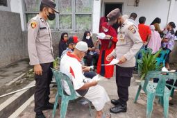 Polsek Limapuluh jemput lansia penerima BLT untuk divaksin COVID-19