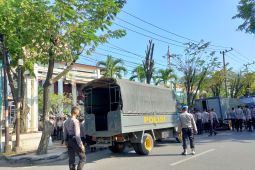 Polisi dan TNI amankan DPRD Kalsel dari pengunjukrasa