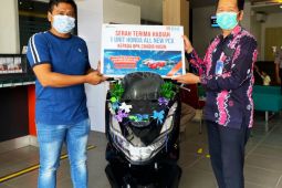 BNI serahkan hadiah sepeda motor Honda PCX ke nasabah Sintang