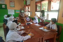 Memanfaatkan sampah untuk media pembelajaran