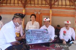 Bupati Bangli bantu  dana Punia Rp100 juta untuk Pujawali