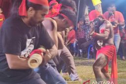 Kesenian "bambu gila" di Konawe