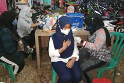 Polsek Indrapura laksanakan vaksinasi COVID-19 warga malam hari