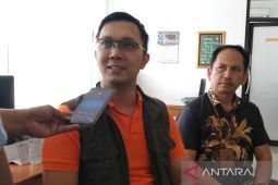 Kantor Pos Garut antarkan uang BLT ke rumah warga lansia dan sakit