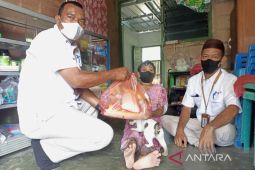 PT Timah bagikan sembako kepada penyandang disabilitas