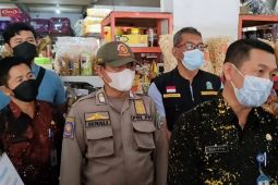 Jelang Lebaran, petugas gabungan razia penjualan makanan-minuman di Magetan