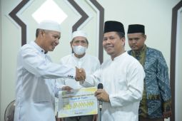 Bupati Sambas serahkan infaq Rp10 juta ke Masjid At Taqwa, Desa Sayang Sedayu