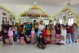 Jamaah pengajian Muslimat Al Hidayah Setegar beri santunan anak yatim