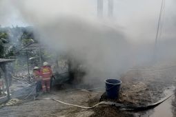 Kebakaran hanguskan pabrik penyulingan cengkih dan toko kembang api