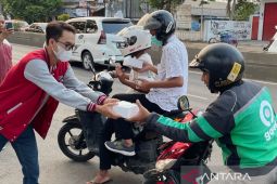 Relawan Indonesia Moeda Banten membagikan ratusan takjil di Kota Serang