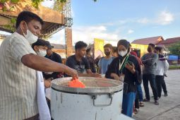 Bagi-bagi takjil gratis untuk pengunjung di Ramadhan festival 2022
