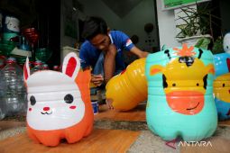 Pot Bunga dari Galon Bekas Air Mineral