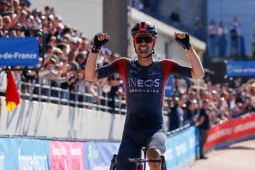 Van Baarle juarai balapan sepeda Paris-Roubaix