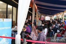 Lippo Cikarang gandeng kepolisian gelar vaksinasi COVID-19 dosis penguat malam hari
