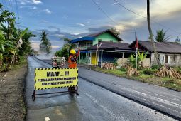 Jalan provinsi di Kecamatan Batumandi mulai diperbaiki