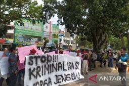 Mahasiswa unjuk rasa di depan pengadilan negeri Bengkulu