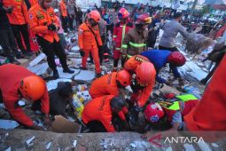 Belasan korban masih terjebak di minimarket yang ambruk
