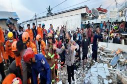 Employees, visitors trapped in ruins of Alfamart Gambut