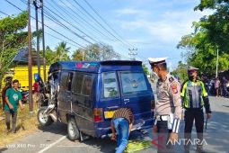 Mobil L300 seruduk mobil colt yang terparkir di jalan