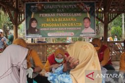 Relawan Charity Banten gelar pengobatan gratis dan buka bersama warga Labuan