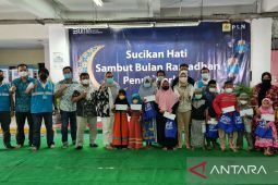 PLN Bekasi salurkan paket sembako dan santuni anak yatim