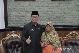 Wagiem, penyapu jalan di OKU raih penghargaan dari Presiden Jokowi peringati Hari Kartini