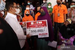 Kemensos dan Komisi VIII DPR RI  serahkan bantuan di Balikpapan