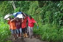 Warga Sikka gotong jenazah korban lakalantas sejauh tujuh kilo meter