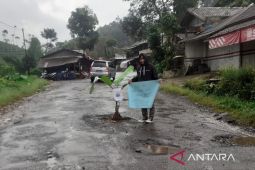 Masyarakat Cianjur harap pemerintah segera memperbaiki jalan rusak
