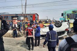 Mobil tertabrak KRL di Rawa Geni Depok berhasil dievakuasi
