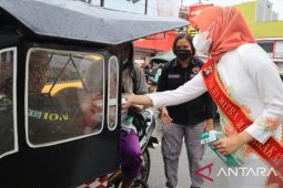 Polwan Polres Gorontalo bagikan takjil dan masker