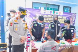 Polisi Situbondo gelar tes urine sopir bus jelang mudik Lebaran