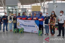 Peringati Hari Kartini, pegawai perempuan KBI salurkan bantuan untuk para Porter