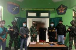 Satgas Pamtas tangkap pemuda bawa paket sabu asal Malaysia